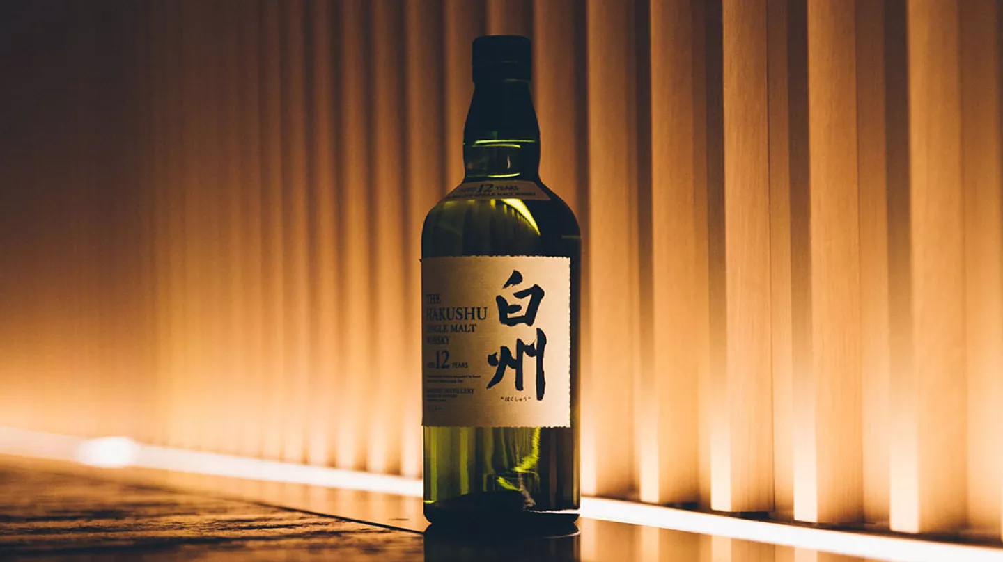 Botella de whisky Hakushu 12 años con diseño premium y naturaleza
