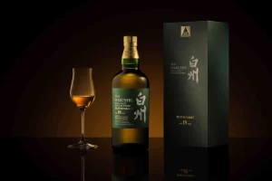 Botella de whisky japonés Suntory Hakushu 18 Años Peated