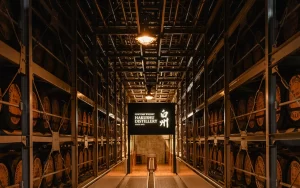Barricas de madera envejeciendo whisky en la destilería Hakushu