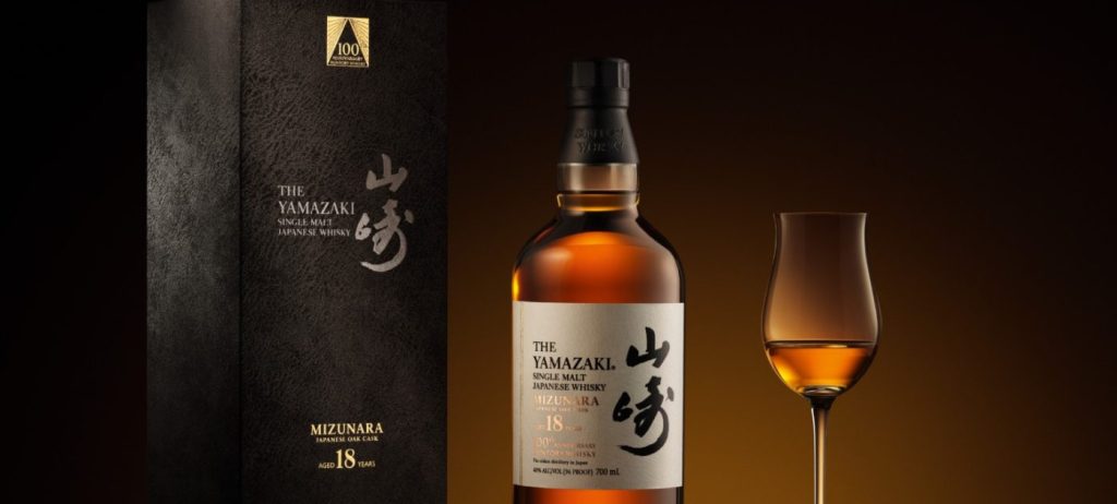 Botella de whisky japonés Yamazaki 18 Mizunara, exclusividad en roble nipón en la taberna Don Panko Madrid.