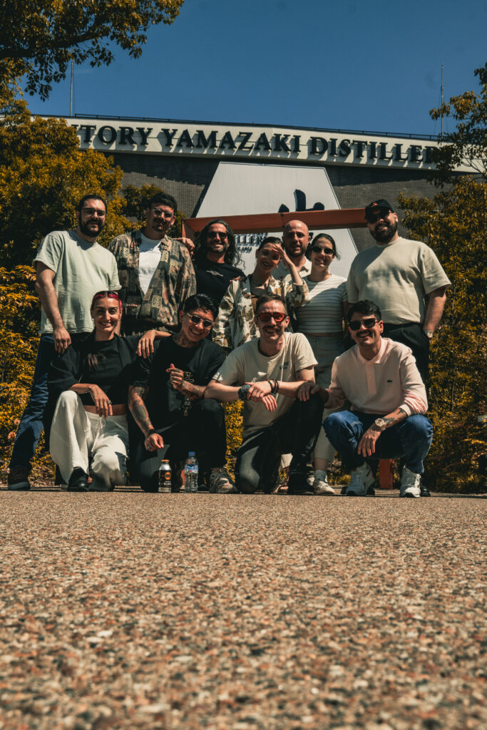 Grupo de profesionales de la delegación de España del programa Suntory DOJO 2026 posando durante su visita técnica en la Destilería Yamazaki.